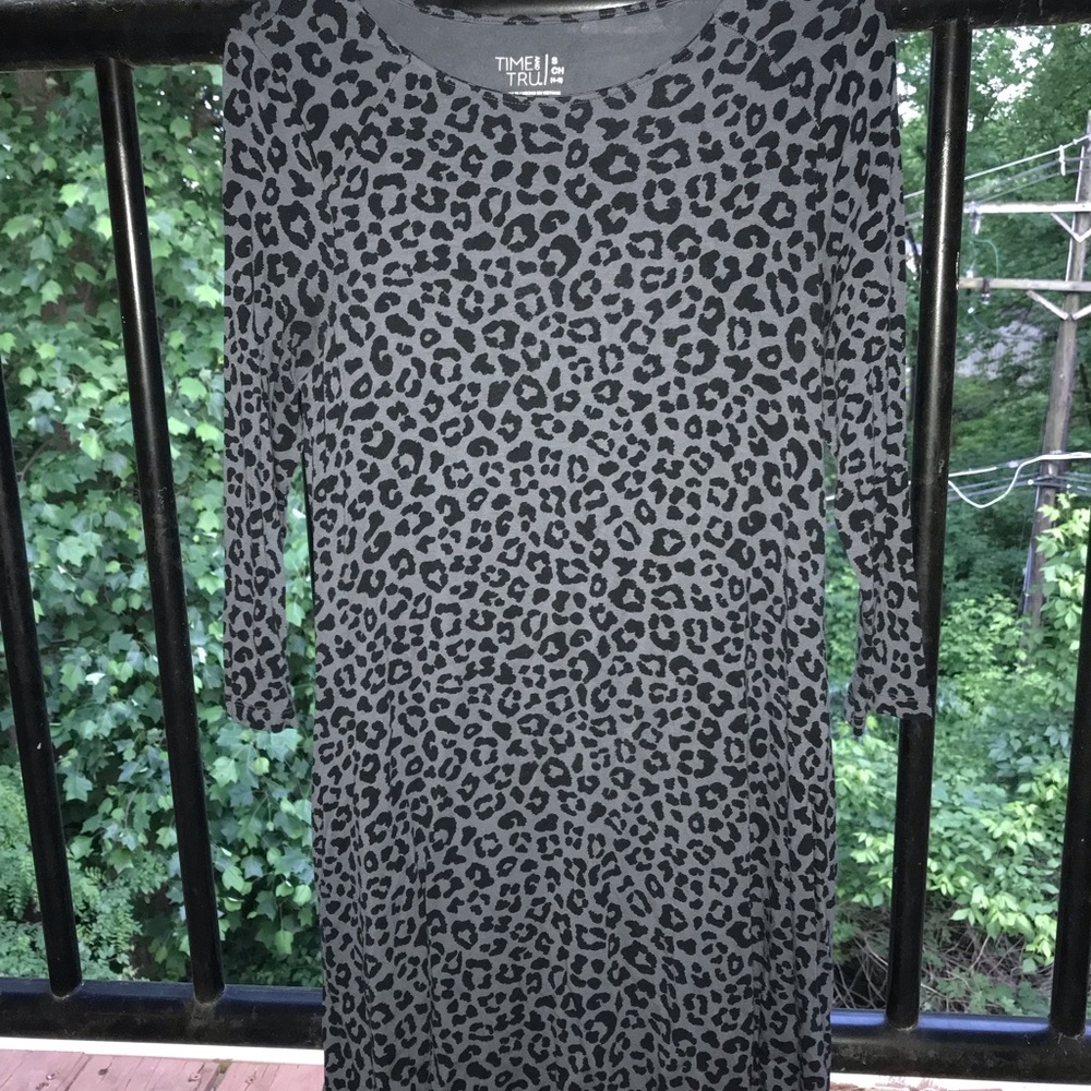 Time and Tru Black and Gray Sheath Dress Short Sleeve Crew Neck